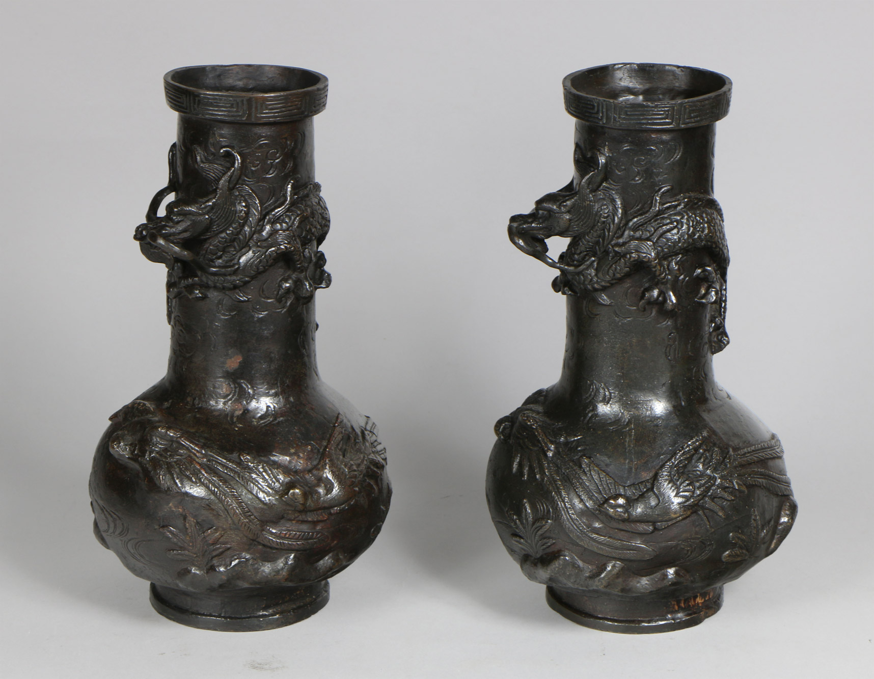 PAR DE ANTIGUOS VASOS JAPONESES DE BRONCE CINCELADO. PAR DE ANTIGUOS VASOS JAPONESES DE BRONCE CINCELADO.