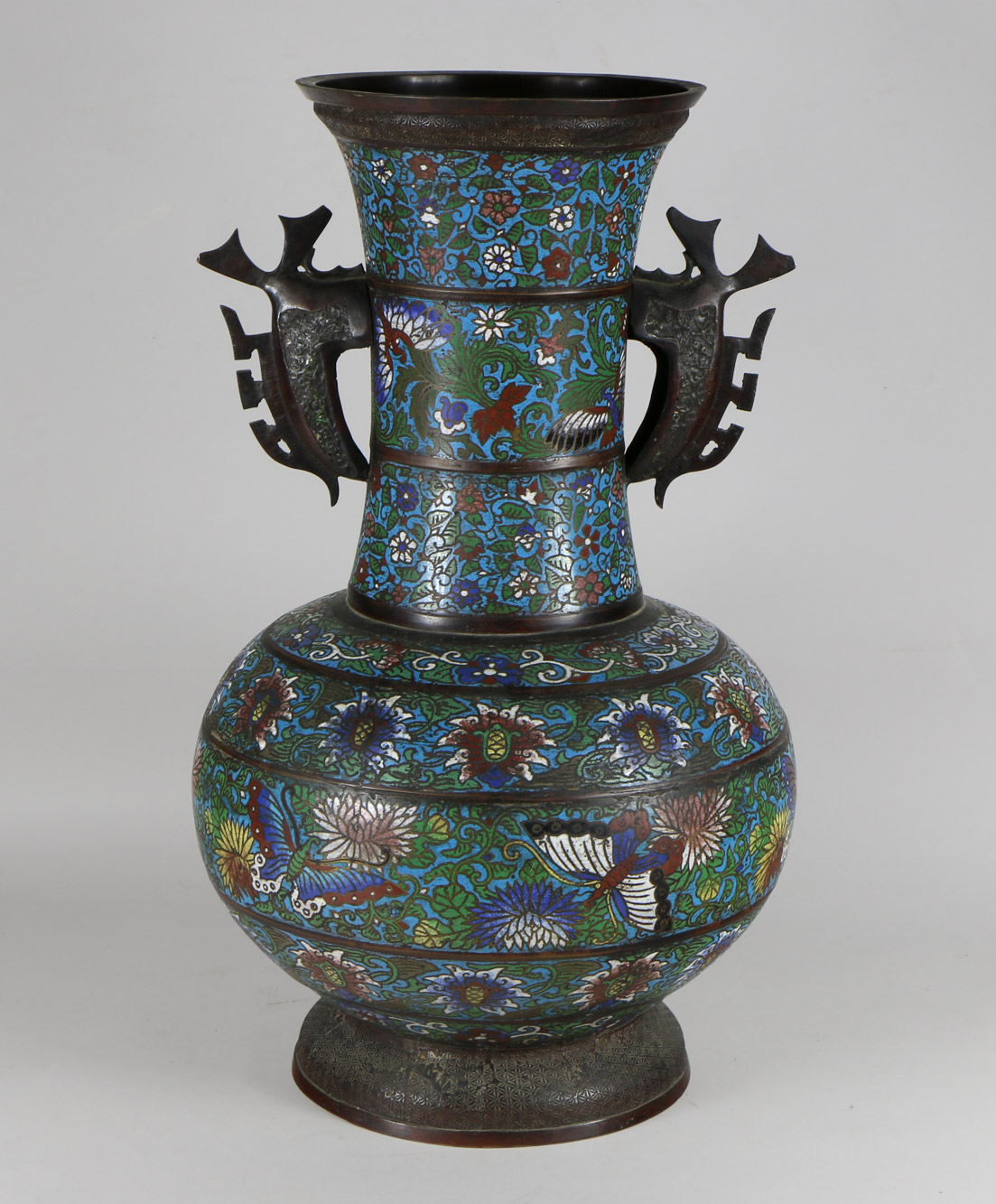 ANTIGUA ANFORA CHINA DE BRONCE CLOISONNE. ANTIGUA ANFORA CHINA DE BRONCE CLOISONNE.