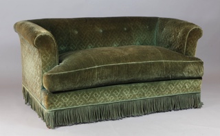 Lote 248: PEQUEÑO SOFA CONFORTABLE PARA DOS CUERPOS.  PEQUEÑO SOFA CONFORTABLE PARA DOS CUERPOS. 