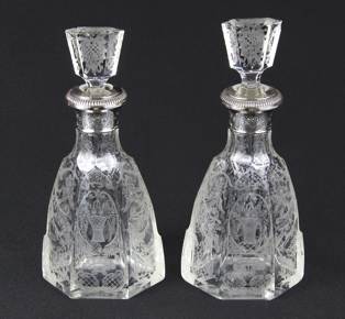 Lote 616: PAR DE BOTELLONES FRANCESES GRABADOS CON SUS TAPONES.  PAR DE BOTELLONES FRANCESES GRABADOS CON SUS TAPONES. 