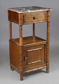 Lote 348: MESA DE ARRIMO CON ARMAZON IMITACION CAÑA.  MESA DE ARRIMO CON ARMAZON IMITACION CAÑA. 