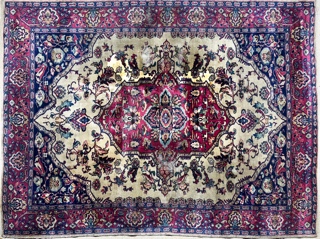 Lote 397: ALFOMBRA NACIONAL CON DIBUJO PERSA DE LANA TEJIDA A MANO.  ALFOMBRA NACIONAL CON DIBUJO PERSA DE LANA TEJIDA A MANO. 