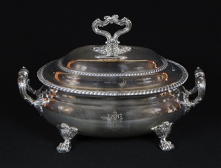 Lote 491: ANTIGUA SOPERA INGLESA OLD SHEFFIELD CON TAPA.  ANTIGUA SOPERA INGLESA OLD SHEFFIELD CON TAPA. 