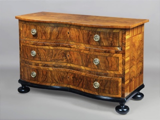 Lote 213: ANTIGUA COMODA ALEMANA SIGLO XVIII.  ANTIGUA COMODA ALEMANA SIGLO XVIII. 