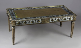 Lote 301: PEQUEÑA MESA BAJA RECTANGULAR REVESTIDA EN ESPEJO.  PEQUEÑA MESA BAJA RECTANGULAR REVESTIDA EN ESPEJO. 