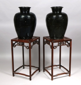 Lote 439: PAR DE ANTIGUOS VASOS CHINOS DE ALFARERIA ESMALTADA.  PAR DE ANTIGUOS VASOS CHINOS DE ALFARERIA ESMALTADA. 