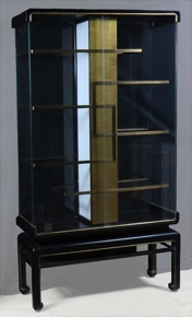 Lote 192: INTERESANTE VITRINA ORIENTAL PARA CENTRO.  INTERESANTE VITRINA ORIENTAL PARA CENTRO. 