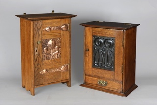 Lote 241: DOS PEQUEÑOS MUEBLES ART AND CRAFT CIRCA 1900.  DOS PEQUEÑOS MUEBLES ART AND CRAFT CIRCA 1900. 