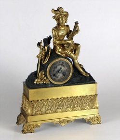 Lote 505: ANTIGUO RELOJ FRANCES DE APOYO EN BRONCE CINCELADO.  ANTIGUO RELOJ FRANCES DE APOYO EN BRONCE CINCELADO. 