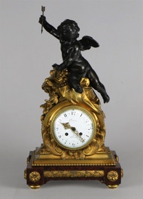 Lote 455: ANTIGUO RELOJ FRANCES DE APOYO EN BRONCE DORADO Y PATINADO.  ANTIGUO RELOJ FRANCES DE APOYO EN BRONCE DORADO Y PATINADO. 