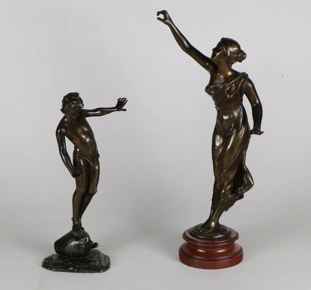 Lotes 613 y 614: 
																		PARENTE, Gabriele: 'NIÑO SOBRE CANTARO' ESCULTURA FIRMADA.
																		GODET, Henry: 'FIGURA FEMENINA' 