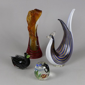 Lotes 690, 691 y 692: 
																		FIGURA ITALIANA DE VIDRIO ARTISTICO DE MURANO.
																		DOS FIGURAS ITALIANAS DE VIDRIO ARTISTICO DE MURANO.
																		PEQUEÑO SULFURO DE MEDIO CRISTAL CON FIGURA DE GATO.