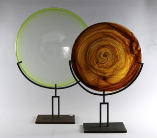 Lotes 645 y 646: 
																		GRAN PLATO CIRCULAR INGLES DE VIDRIO ARTISTICO DAVIDSON.
																		GRAN PLATO CIRCULAR DE VIDRIO DE ARTISTICO.