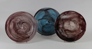 Lote 648: TRES PLATOS DE VIDRIO ARTISTICO INGLES DAVIDSON. TRES PLATOS DE VIDRIO ARTISTICO INGLES DAVIDSON.