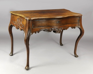 Lote 215: MESA CONSOLA ESTILO COLONIAL DE ARRIMO. MESA CONSOLA ESTILO COLONIAL DE ARRIMO.