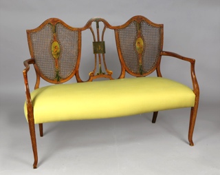 Lote 250: SOFA INGLES EDUARDIANO ESTILO ADAMS.  SOFA INGLES EDUARDIANO ESTILO ADAMS. 