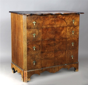 Lote 268: COMODA INGLESA ALTA ENCHAPADA EN RAIZ DE NOGAL.  COMODA INGLESA ALTA ENCHAPADA EN RAIZ DE NOGAL. 