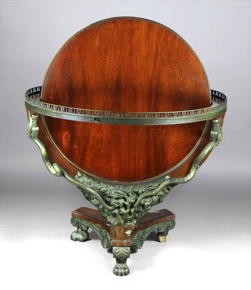 Lote 221: ANTIGUA MESA EUROPEA DE FORMA CIRCULAR.  ANTIGUA MESA EUROPEA DE FORMA CIRCULAR. 