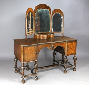 Lote 320: MUEBLE TOILETTE CON ALZADA DE ESPEJO.  MUEBLE TOILETTE CON ALZADA DE ESPEJO. 