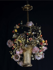 Lote 671: ARAÑA DE BRONCE DORADO EN FORMA DE CANASTA.  ARAÑA DE BRONCE DORADO EN FORMA DE CANASTA. 