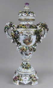 Lote 632: IMPORTANTE ANFORA DE PORCELANA NAPOLITANA CAPODIMONTE.  IMPORTANTE ANFORA DE PORCELANA NAPOLITANA CAPODIMONTE. 
