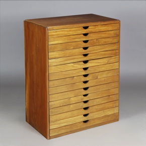 Lote 302: PEQUEÑO MUEBLE CAMISERO DE ARRIMO.  PEQUEÑO MUEBLE CAMISERO DE ARRIMO. 