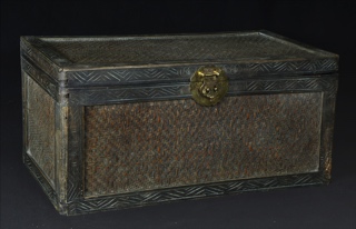 Lote 448: ANTIGUO BAUL  BAJO DE MADERA Y RATTAN. ANTIGUO BAUL  BAJO DE MADERA Y RATTAN.