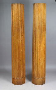 Lote 233: PAR DE GRANDES COLUMNAS DE MADERA TALLADA. PAR DE GRANDES COLUMNAS DE MADERA TALLADA.