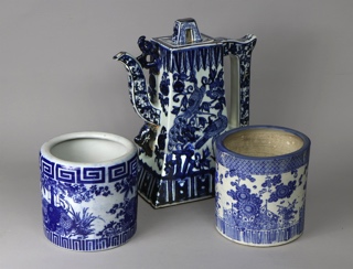 Lote 563: TRES PIEZAS CHINAS DE CERAMICA ESMALTADA.  TRES PIEZAS CHINAS DE CERAMICA ESMALTADA. 