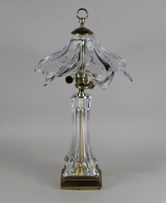 Lote 622: LAMPARA DE CRISTAL FACETADO CON TULIPA. LAMPARA DE CRISTAL FACETADO CON TULIPA.