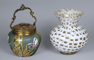 Lotes 654 y 655: 
																		FRASCO FRANCES ART NOUVEAU DE VIDRIO PARA GALLETAS.
																		VASO DE VIDRIO ARTISTICO DE LA MANUFACTURA DE MURANO.