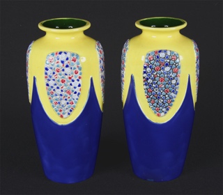 Lote 696: PAR DE VASOS DE PORCELANA CHECOSLOVACA EICHWALD ESMALTADA.  PAR DE VASOS DE PORCELANA CHECOSLOVACA EICHWALD ESMALTADA. 