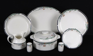 Lote 467: JUEGO DE PORCELANA INGLESA ROYAL DOULTON PARA MESA.  JUEGO DE PORCELANA INGLESA ROYAL DOULTON PARA MESA. 