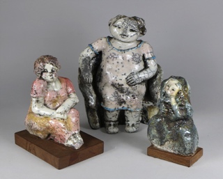 Lote 579: TRES ESCULTURAS DIFERENTES DE CERAMICA ESMALTADA.  TRES ESCULTURAS DIFERENTES DE CERAMICA ESMALTADA. 