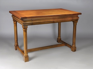 Lote 304: PEQUEÑA MESA ESCRITORIO DE FORMA RECTANGULAR.  PEQUEÑA MESA ESCRITORIO DE FORMA RECTANGULAR. 