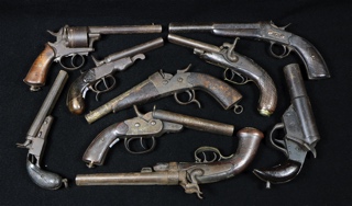 Lote 445: CONJUNTO FORMADO POR NUEVE ANTIGUAS ARMAS CORTAS. CONJUNTO FORMADO POR NUEVE ANTIGUAS ARMAS CORTAS.