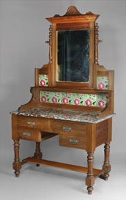 Lote 322: MUEBLE TOILETTE DE ARRIMO CON ALZADA DESMONTABLE.  MUEBLE TOILETTE DE ARRIMO CON ALZADA DESMONTABLE. 