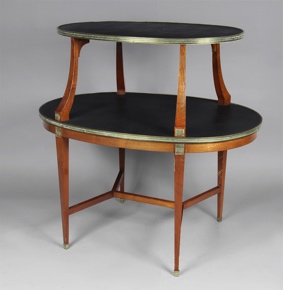 Lote 355: MESA ALTA OVAL DE DOBLE ESTANTE PARA JUEGO DE TE.  MESA ALTA OVAL DE DOBLE ESTANTE PARA JUEGO DE TE. 