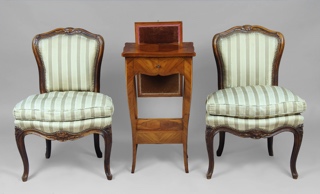 Lote 360: PAR DE SILLAS BAJAS ESTILO FRANCES LUIS XV. PAR DE SILLAS BAJAS ESTILO FRANCES LUIS XV.