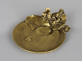 Lote 717: KANN, Léon PEQUEÑO TARJETERO FRANCES DE BRONCE FIRMADO L. KANN.