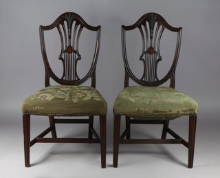 Lote 340: PAR DE SILLAS INGLESAS TAPIZADAS EN GROS POINT.  PAR DE SILLAS INGLESAS TAPIZADAS EN GROS POINT. 