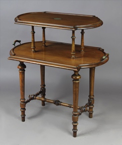 Lote 332: MESA ITALIANA DOBLE ESTANTE PARA JUEGO DE TE.  MESA ITALIANA DOBLE ESTANTE PARA JUEGO DE TE. 