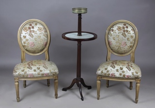 Lote 358: PAR DE PEQUEÑAS SILLAS DE ESTILO FRANCES LUIS XVI.  PAR DE PEQUEÑAS SILLAS DE ESTILO FRANCES LUIS XVI. 