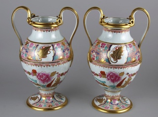 Lote 534: PAR DE ANFORAS DE PORCELANA INGLESA SPODE DECORADAS.  PAR DE ANFORAS DE PORCELANA INGLESA SPODE DECORADAS. 