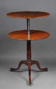 Lote 226: ANTIGUA MESA INGLESA VICTORIANA DE DOBLE ESTANTE . ANTIGUA MESA INGLESA VICTORIANA DE DOBLE ESTANTE .