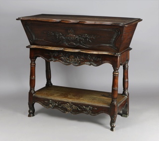 Lote 243: BAUL DE MADERA TALLADA CON TAPA Y MESA DE APOYO.  BAUL DE MADERA TALLADA CON TAPA Y MESA DE APOYO. 