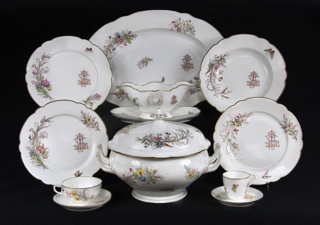 Lote 535: JUEGO DE PORCELANA FRANCESA PARA MESA.  JUEGO DE PORCELANA FRANCESA PARA MESA. 