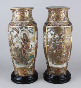 Lote 517: PAR DE ANTIGUOS VASOS DE CERAMICA JAPONESA SATZUMA.  PAR DE ANTIGUOS VASOS DE CERAMICA JAPONESA SATZUMA. 