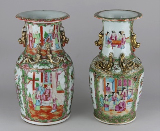 Lote 596: DOS VASOS DE PORCELANA CHINA DE CANTON. DOS VASOS DE PORCELANA CHINA DE CANTON.