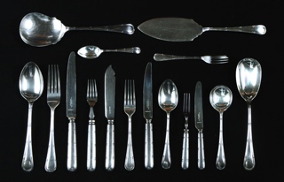 Lote 498: JUEGO DE CUBIERTOS DE METAL INGLES PLATEADO.  JUEGO DE CUBIERTOS DE METAL INGLES PLATEADO. 